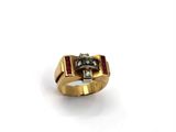 Gros plan sur une bague en or ornée d'un diamant noir