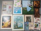 beaucoup de photos et de tableaux accrochés au mur
