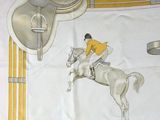 une nappe blanche sur laquelle est représenté un cheval et son cavalier