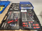 beaucoup d'outils dans la mallette posée sur la table