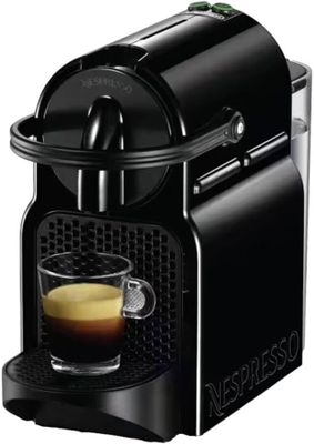 une machine à café noire avec une tasse de café devant elle