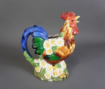 une figurine représentant un coq orné de fleurs
