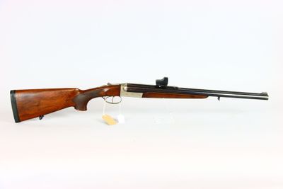 un fusil sur fond blanc