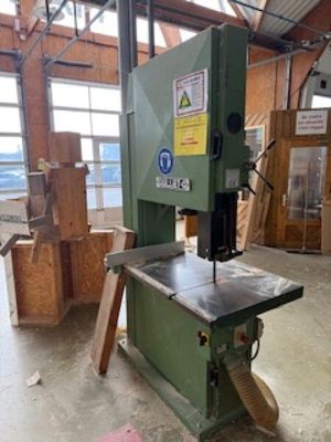 une photo d'une machine installée dans un bâtiment