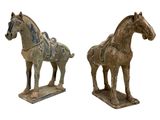 Deux statues de chevaux se dressent l'une à côté de l'autre sur une surface blanche