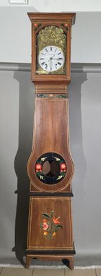 une horloge de parquet exposée dans une pièce