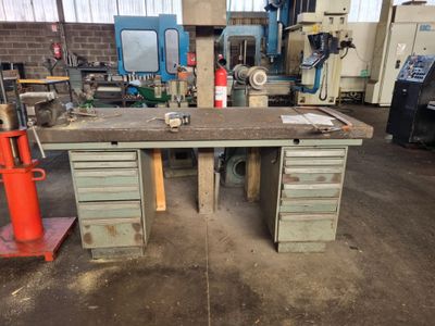 Etabli avec étau ** Retrait des lots impératif : - directeme… - Photo 1