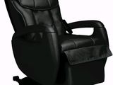 Le fauteuil inclinable est noir et dispose d'une fonction d'inclinaison