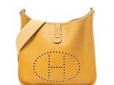 un sac à main jaune avec un logo sur le devant