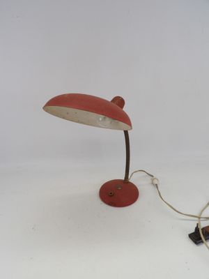 une image représentant une lampe de bureau munie d'un cordon