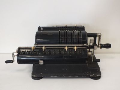 une vieille machine à écrire exposée sur une table