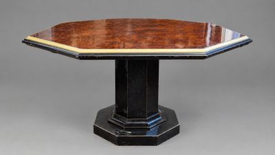 une table octogonale noire et dorée avec un plateau en bois