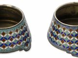 une paire de vases bleus et blancs ornés de motifs géométriques
