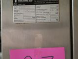 une photo d'une affiche collée sur un réfrigérateur, sur laquelle est apposé un autocollant rose