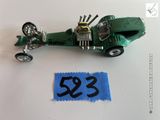 une petite voiture verte sur laquelle figure un numéro