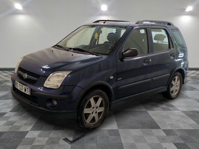 la photo d'une petite voiture bleue garée dans un garage