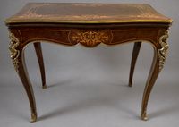 TABLE A JEU en bois de placage et marqueterie de cubes et fr… (photo 3)