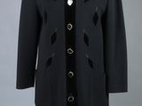 un manteau noir sur un mannequin mannequin mannequin mannequin mannequin mannequin mannequin mannequin mannequin mannequin