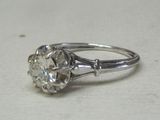 gros plan d'une bague en diamant sur une table