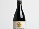 une bouteille de vin posée sur une table en bois