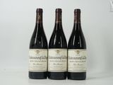 trois bouteilles de vin posées sur une table blanche