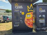 deux distributeurs automatiques proposant des pizzas, installés sur un parking