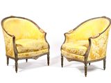 paire de fauteuils de style Louis XV en velours jaune, dotés de pieds en bois sculpté