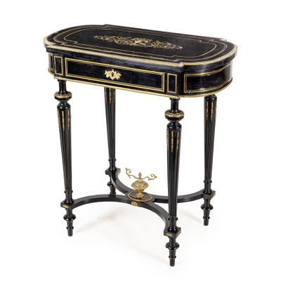 une table noire et dorée sur laquelle est posé un oiseau
