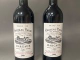 deux bouteilles de vin posées l'une à côté de l'autre sur une table