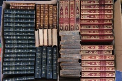une boîte remplie de vieux livres posée sur une table