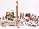 tout un tas de figurines qui sont posées sur la table