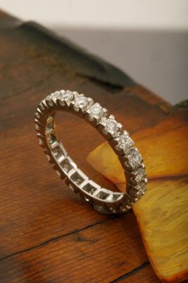 Alliance américaine en or gris et diamants