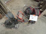 un tas de fils et d'outils par terre