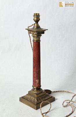 une lampe posée sur une table, entourée d'une corde