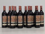 six bouteilles de vin sont alignées sur une table