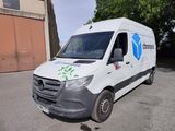 une camionnette blanche garée dans un parking