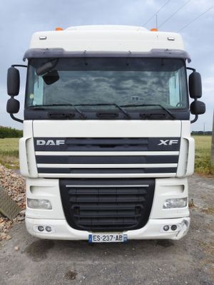 une photo d'un camion blanc garé sur le bord de la route