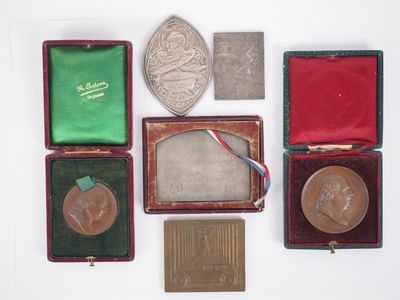 Six différentes plaques ou médailles en bronze ou métal d'ap… - Photo 1