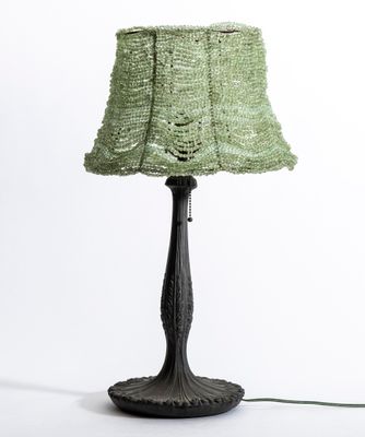 une image d'une lampe de table avec un abat-jour vert