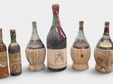 plusieurs bouteilles de vin sont alignées sur une surface blanche