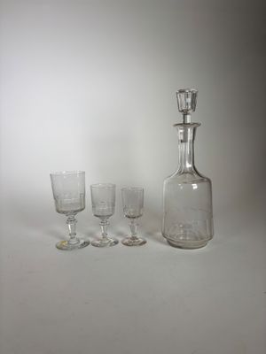 trois verres et une carafe posés sur une table