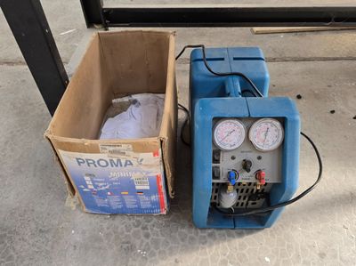 une boîte équipée d'un pressuriseur et une boîte sur laquelle est fixé un pressuriseur