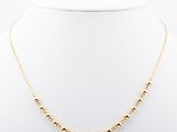 un collier de perles en or sur un mannequin mannequin mannequin mannequin mannequin mannequin mannequin mannequin mann