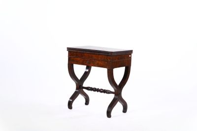 une petite table en bois avec un plateau en verre sur fond blanc