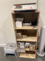 ETAGERE en bois stratifié faux chêne à cinq niveaux.