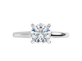 une bague de fiançailles en or blanc sertie d'un seul diamant