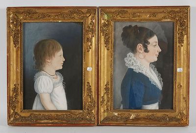 une paire de portraits représentant une jeune fille et une autre jeune fille en robe bleue