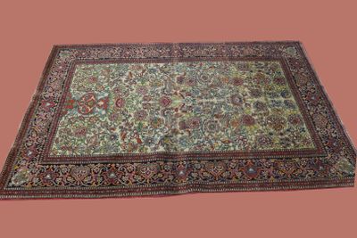 tapis oriental avec un motif floral sur fond rose