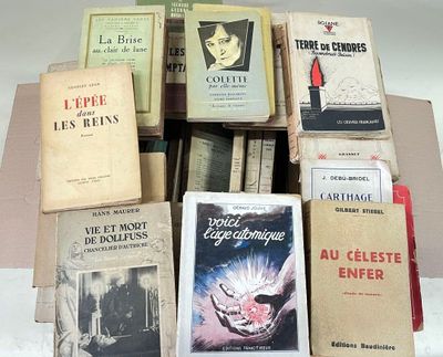 plusieurs livres empilés sur une table