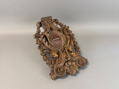 une horloge posée sur une surface blanche